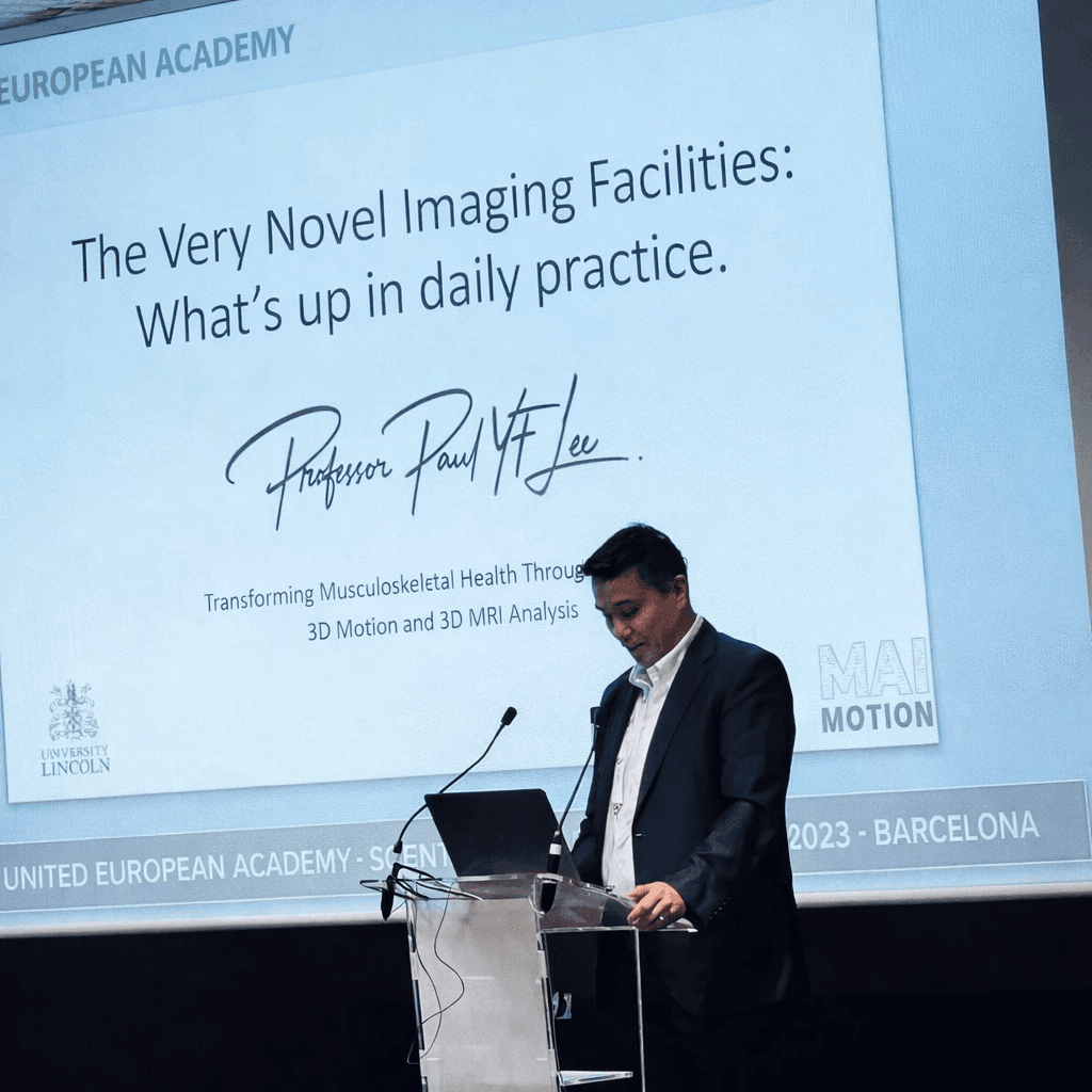 Professor Paul Lee speaking at an orthopaedic conference.